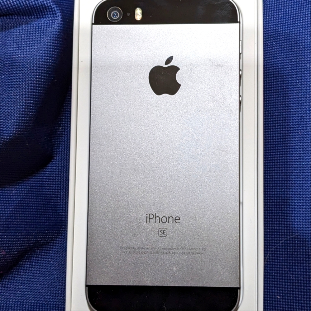 Iphone SE 16G in Original Box | 1st Gen | UNLOCKED | NM+ | Black and Silver |